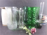 8 vases et une rose en porcelaine
