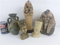 4 statuettes de pharaons et un vase
