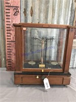 Chainomatic scale in glass box