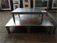 Short stainless steel tables