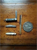 3 pocket knives and a pocket comb. IU medal
