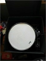 Pearl snare drum with stand and 2 sets of sticks