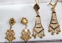 2 pairs of ornate gold earrings,