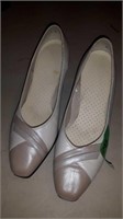 LADIES WHITE & BEIGE SHOES SIZE UNKNOWN