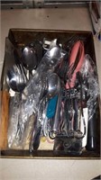 BAKING PAN WITH ASSORTED CUTLERY, KITCHEN UTENSILS