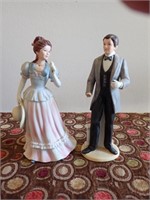 Pair of Porcelain Figurines Man & Women 2