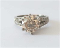 18ct White Gold Diamond ring featuring centre