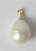 9kt gold and Pearl drop pendant