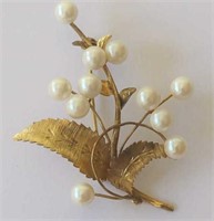 Large 14kt yellow gold pearl set brooch