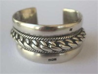Vintage Egyptian sterling silver ladies bangle