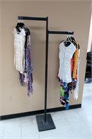 Adjustable clothing rack