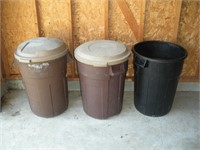 28 Inch Trash Cans 3 cans -2 Lids 1 lot