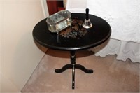 ANTIQUE OIL LAMP & SMALL OVAL TABLE