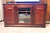 ENTERTAINMENT CENTER WITH STORAGE