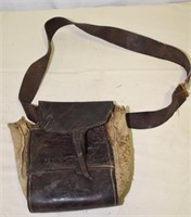 VINTAGE LEATHER FLY FISHING SATCHEL ! D-1