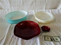 2 Pyrex casseroles and Stathan bowl