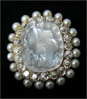 19TH LADIES PIN WITH CARVED NACRE CAMEO