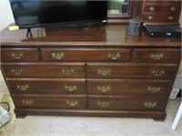 Nine Drawer Mahogany Dresser with Mirror: Chippend