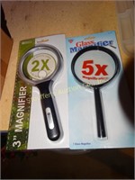 2 Magnifying glasses - 2x & 5x