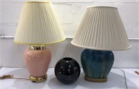 2 Table Lamps w Vase K7A