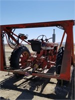 IH 560 Tractor
