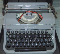 Underwood Universal Hebrew Typewriter with Case