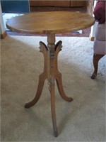 ANTIQUE OVAL THREE LEGGED SIDE TABLE.
