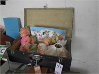 Wood suitcase w/ 3 dolls and lamp