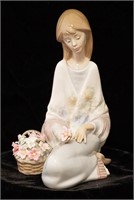 1988 Lladro Porcelain 7607 Figurine Flower Song