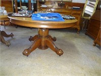 Round Tiger Oak Dining Table W/ Carved Feet & 5 Ex