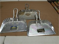 3 aluminum dust pans