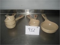 6 Measuring cups