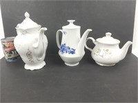 Théière et deux verseuses en porcelaine*