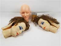 2 masques avec cheveux humains et mannequin