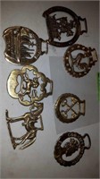 BAG WITH 7 PIECES OF DECORATIVE HORSE BRASS