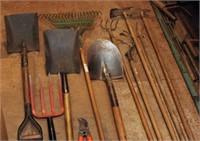 long handle tools incl 2 hoes, 3 cultivators,