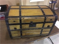 WOODEN TRUNK NEEDS TOP REATTACHED