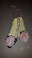 YELLOW CERAMIC SLIPPERS WITH PINK ROSES 7"