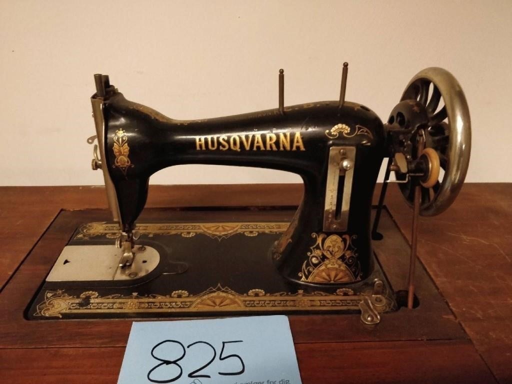 nitrogen symbol dusin Antik symaskine Husqvarna | Campen Auktioner A/S