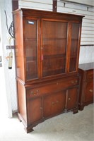 Vtg Duncan Phyfe China Cabinet w/ Wooden Shelves