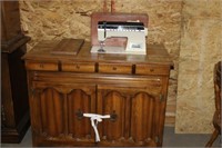 SEWING MACHINE WITH CABINET