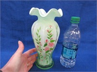 nice ruffled glass vase (fenton like)