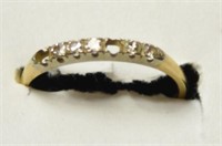 Ladies 14kt gold ring with (5) diamond chip