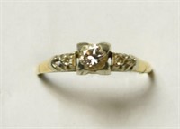 Ladies 14kt gold ring with solitaire diamond