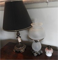 Brass decorated table lamp, frosted font double