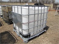 275 gal liquid storage tote HAS LID w/ metal cage