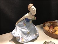 DUTCH FLORAL GIRL STATUE