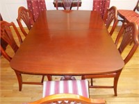 Outstandy Duncan Phyfe table with chairs.