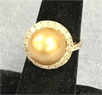 18K yellow gold ring with bright finish mounted wi