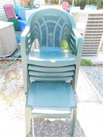4 PLASTIC PATIO CHAIRS, STAND